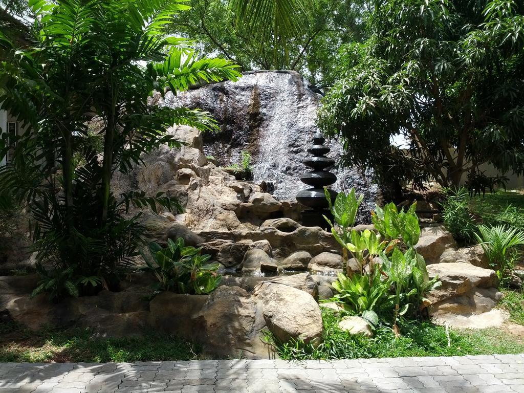 Happy Leoni Hotel Anuradhapura Exterior photo